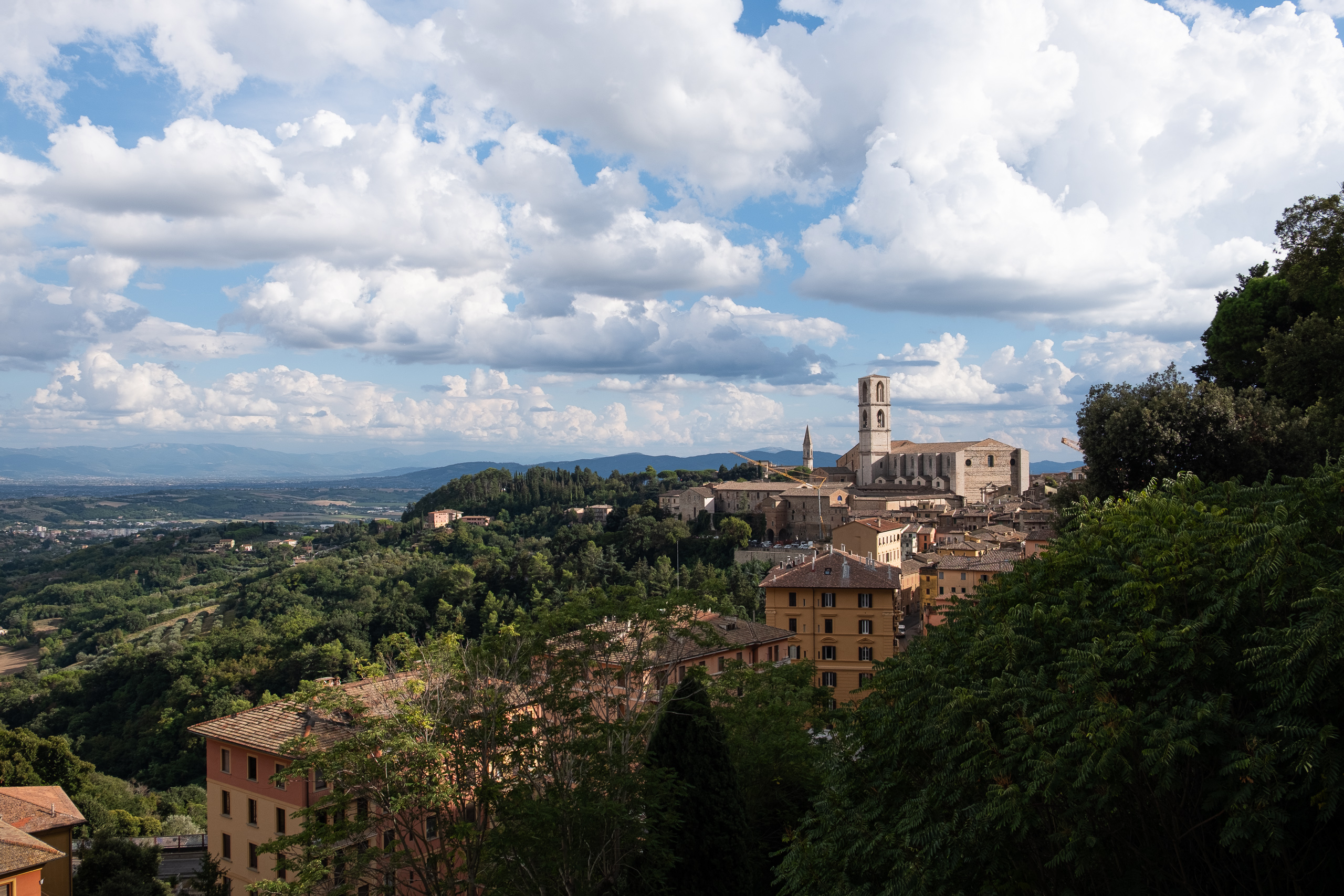 Blick auf San Pietro und das weite Tal unter Wolken